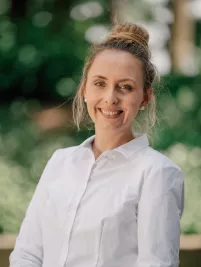 Isabella Kern Personenporträt Mitarbeiterin IZNE