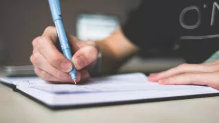 hausarbeit-hand-stift-schreiben.jpg (DE)