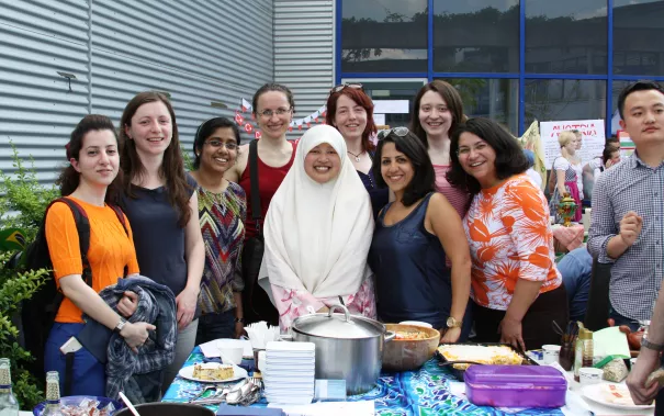 mas_studierende_und_mitarbeiterinnen_sommerfest_2013_foto_kira_wazinski.jpg(DE)