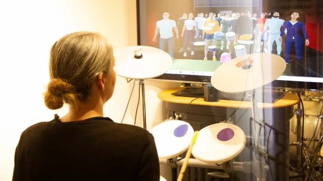 Drummerin am Gig-Simulator