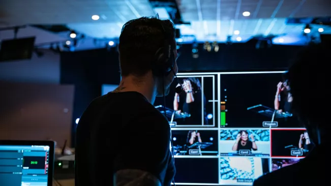 Mann im Studio_carlynn alarid via unsplash