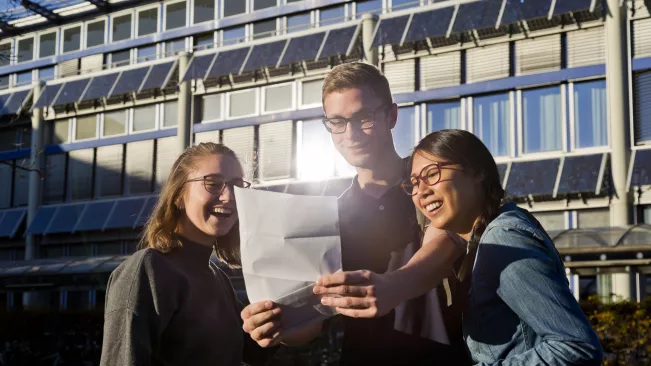 asb_3_studierende_mit_bescheid_20171122_foto_e._lichtenscheidt_106.jpg (DE)