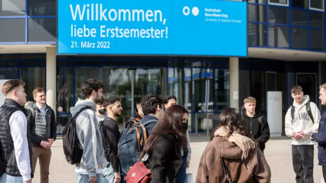 erstsemesterempfang_wirtschaft_studierende_campus_gruppe_led_wand_sta_20220321_foto_eric_lichtenscheidt_61_fs22.jpg (DE)