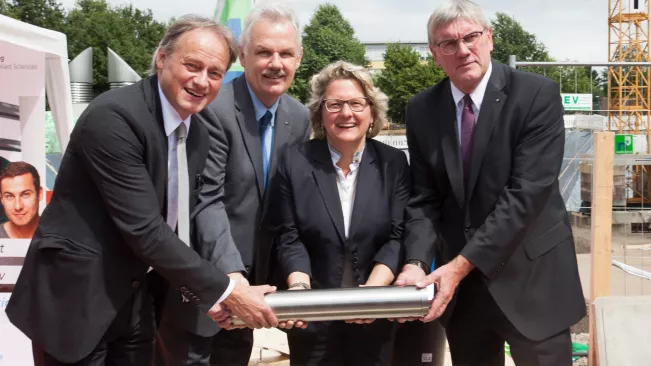 grundsteinlegung_rheinbach_zeitkapsel_mit_prominenz.jpg (DE)
