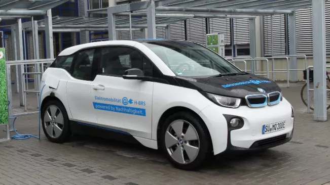 e-tankstelle_und_e-auto_in_sta_20160219_foto_e._tritschler_img_9769_teasercut.jpg (DE)