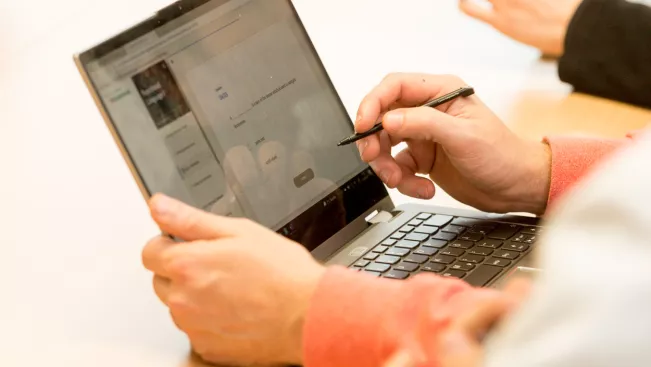 Laptop Hände Laptop Tablet Bildschirm
