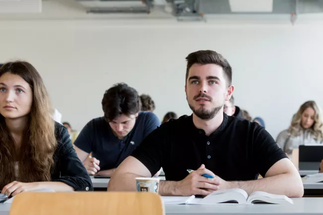 wiwi hoersaal lehre vorlesung 20220506 foto eric lichtenscheidt 16 fs22.jpg