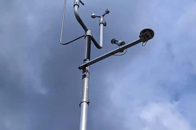 Wetterstation Dach Teil mit Windrichtung , Windgeschwindigkeit, Globalstrahlung und Sonnenscheindauer Sensoren (DE)