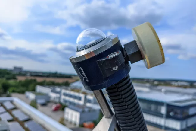 Spektrometer Seitenansicht in geneigter Ausrichtung (DE)